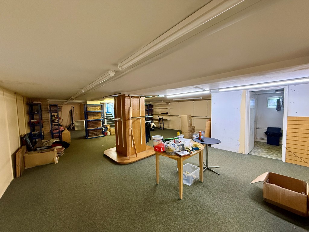 Lot: 27 - VACANT COMMERCIAL AND RESIDENTIAL PROPERTY - Shop floor two